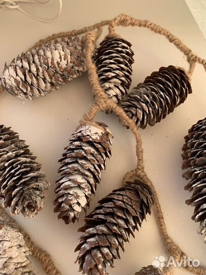 Гирлянда-подвеска новогодняя с еловыми шишками