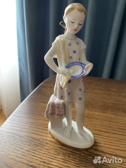 Фарфоровая статуэтка Юная помощница