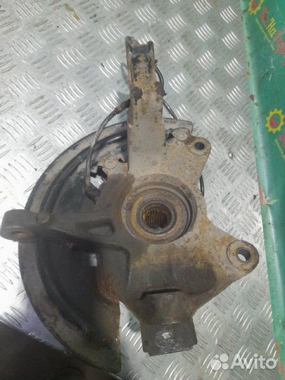 Поворотный кулак передний левый Renault Fluence