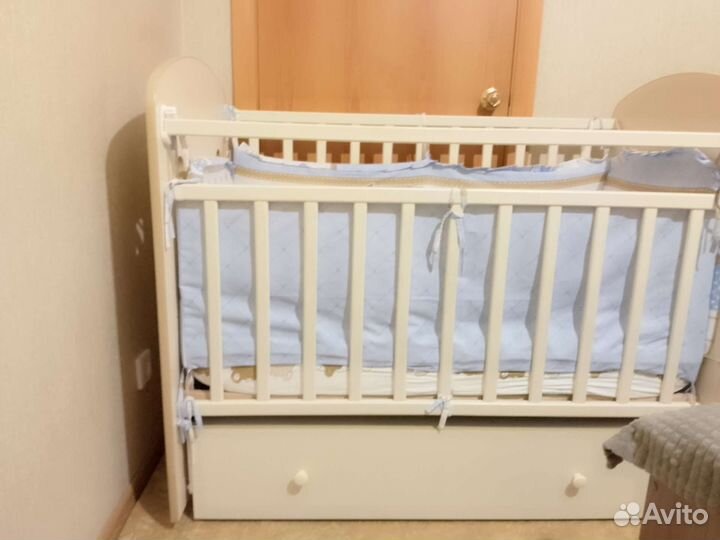 Детская кроватка с поперечным маятником