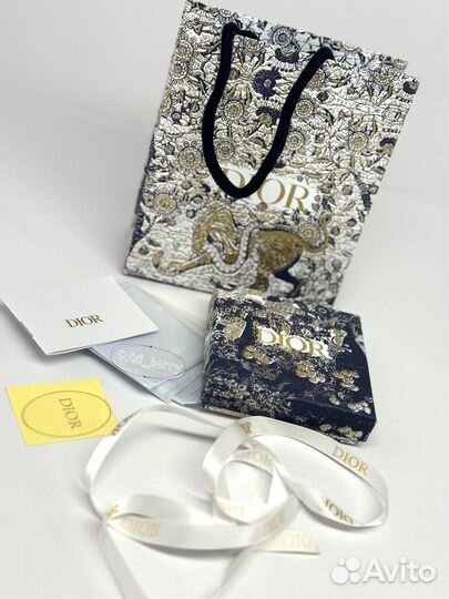 Стильный комплект Dior для украшения