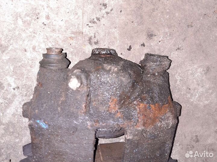 Передний правый Суппорт chrysler cirrus