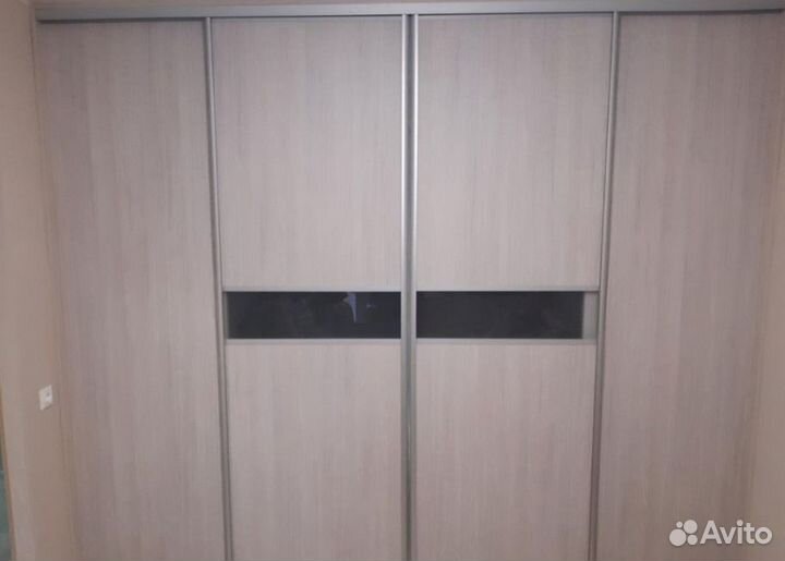 Рабочая зона у окна с распашным шкафом