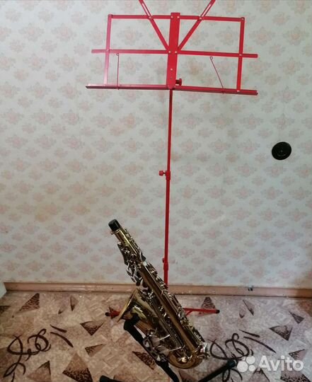 Стойка для саксофона, и пюпитр