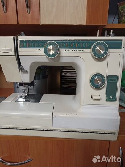 Швейная машина Janome