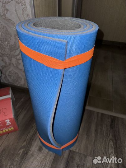 Спортивный инвентарь (гантели и коврик)