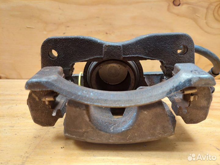 Суппорт передний правый Toyota Vitz KSP90 1krfe