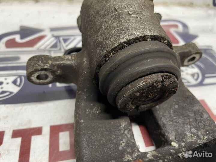 Суппорт задний правый Шкода Суперб / Октавия /Йети