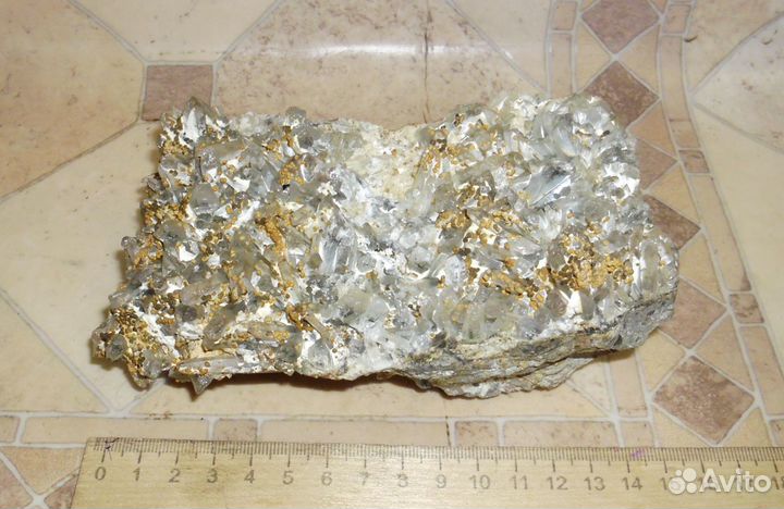 Кристаллы природные крупные в горной породе 1 кг