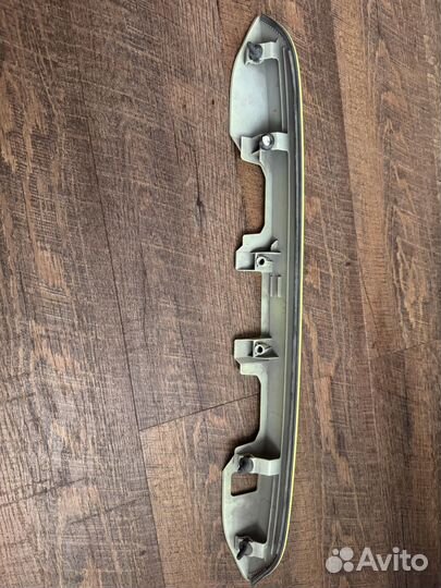 Накладка двери багажника Toyota Sienta