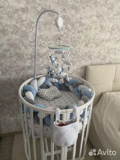 Детская кроватка с маятником