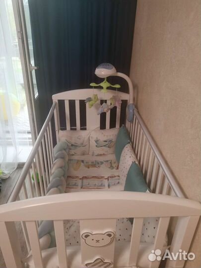 Детская кроватка с маятником и ящиком