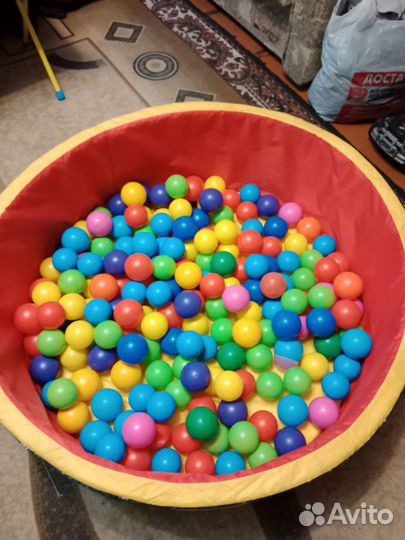 Сухой бассейн с шариками