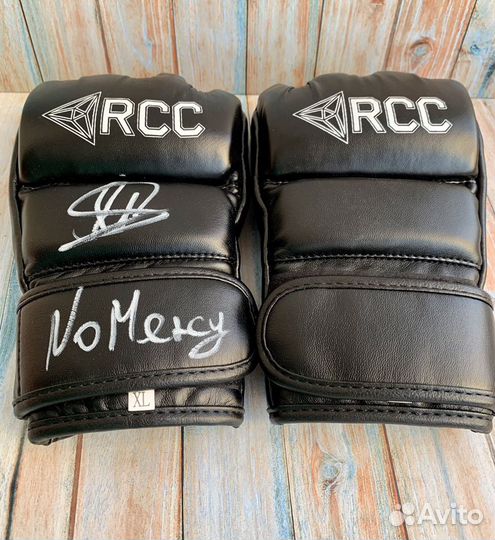 Перчатки с автографом Петра Яна