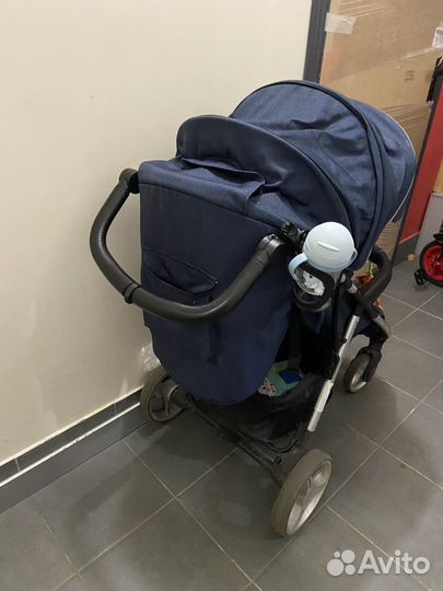 Прогулочная коляска складывается