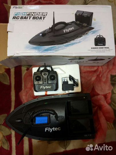 Fishfinder RC bait boat