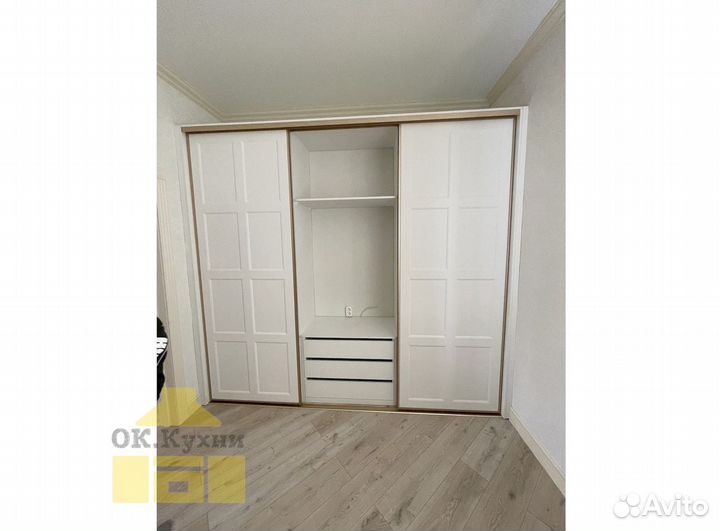 Книжный шкаф