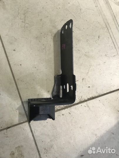 Кронштейн радиатора BMW 325I