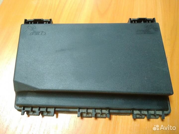 Крышка на блок предохранителей Opel Astra H