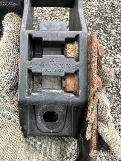 Петля спойлера кабины Mercedes Actros MP4