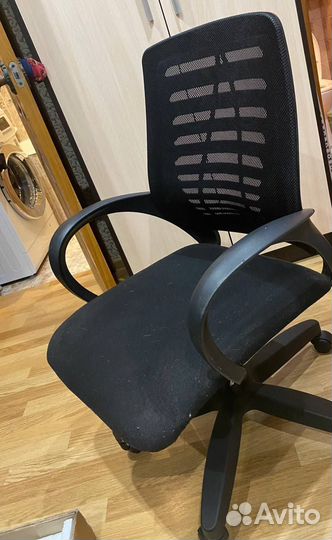 Компьютерный стол и кресло