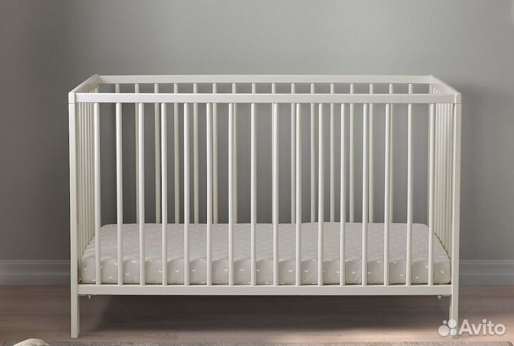 Детская кроватка для малыша с бортиками