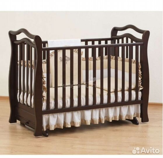 Детская кроватка с маятником