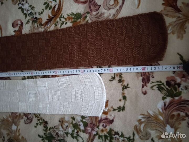 Два вязаных шарфа
