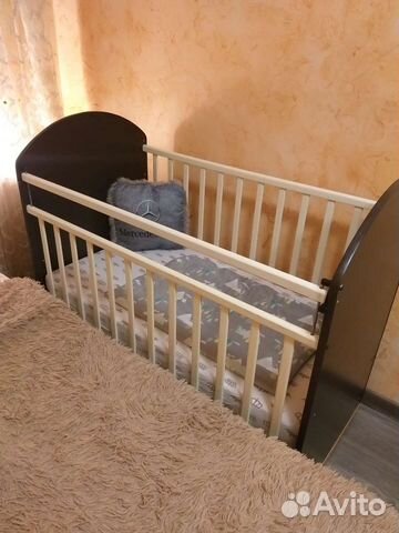 Детская кроватка с маятником и матрасом