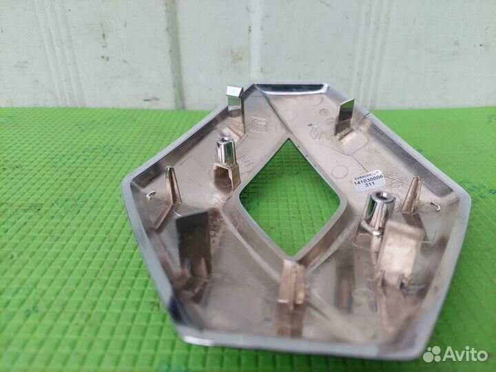 Эмблема Renault Sandero 2