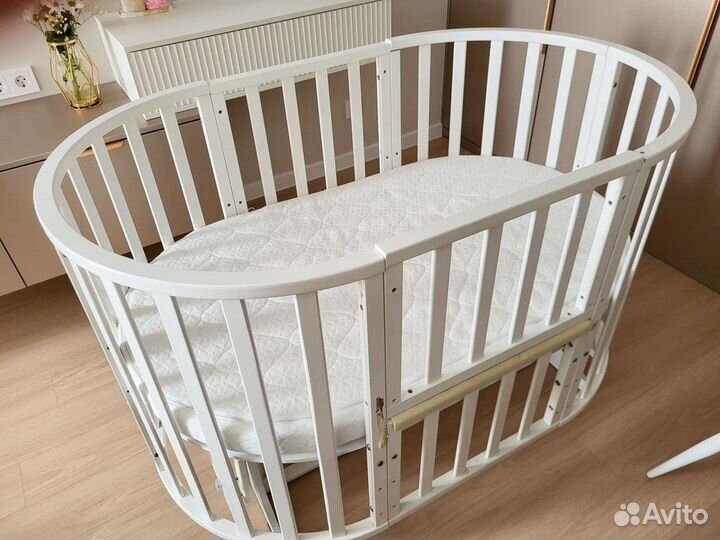 Детская кроватка с маятником