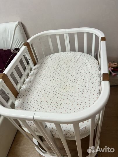 Детская кроватка с маятником белая