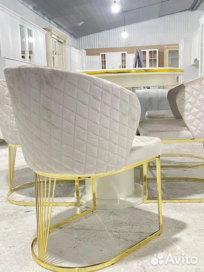 Стол и стулья