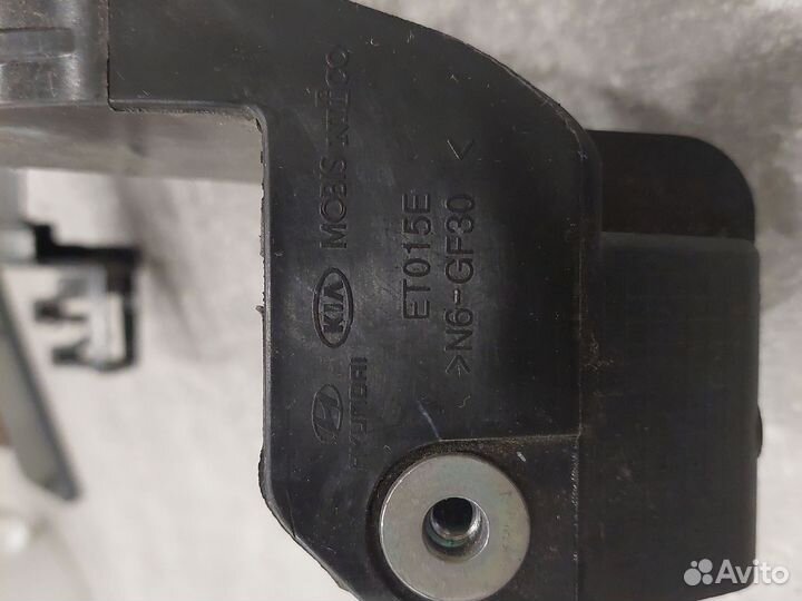 Кронштейн фар Kia ceed 2 правый ET015E