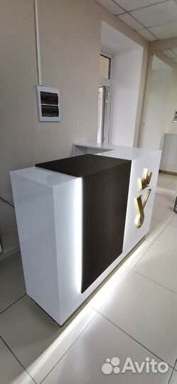 Торговое оборудование, витрины, ресепшн