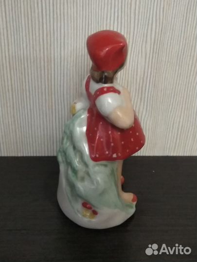 Фарфоровая статуэтка. Первомайское