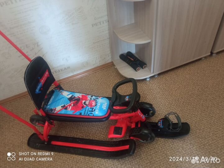 Детский снегокат с ручкой и колесами