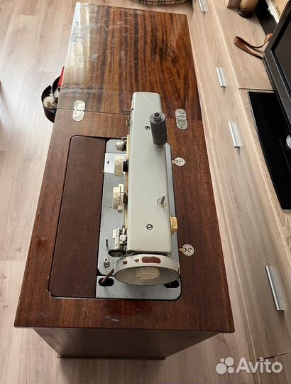 Швейная машинка Чайка 3 с тумбой