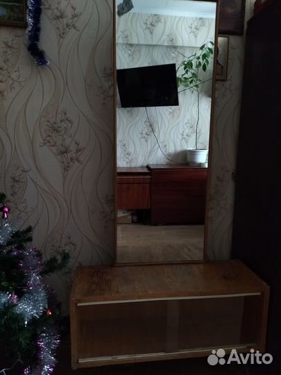 Трюмо с зеркалом
