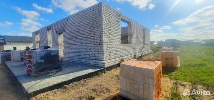 Кладка блока. Каменщики