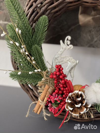 Венок новогодний из ротанга