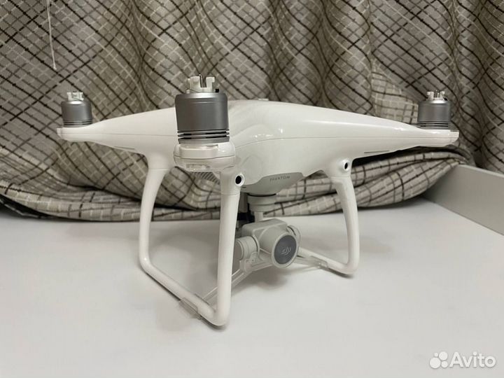 Квадрокоптер DJI Phantom 4