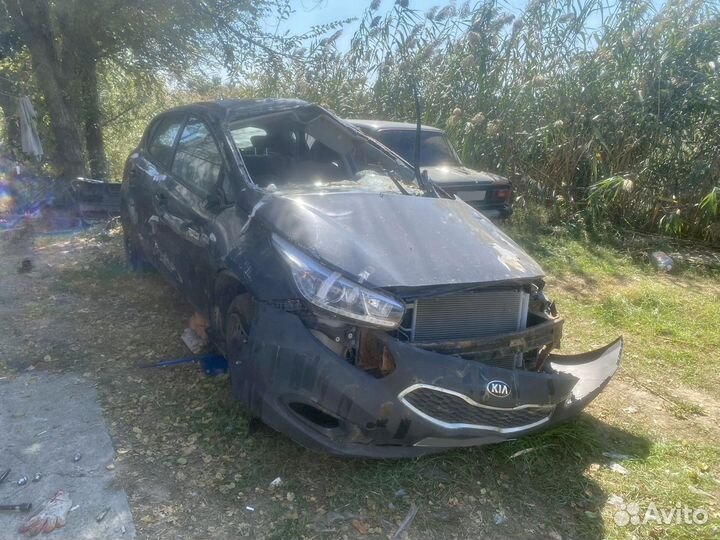 Kia Ceed 1.6 МТ, 2014, битый, 666 666 км