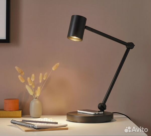 Настольная лампа IKEA nymane с беспроводной зарядк