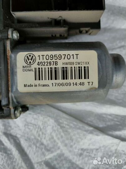 Моторчик передний левый Skoda Octavia A5