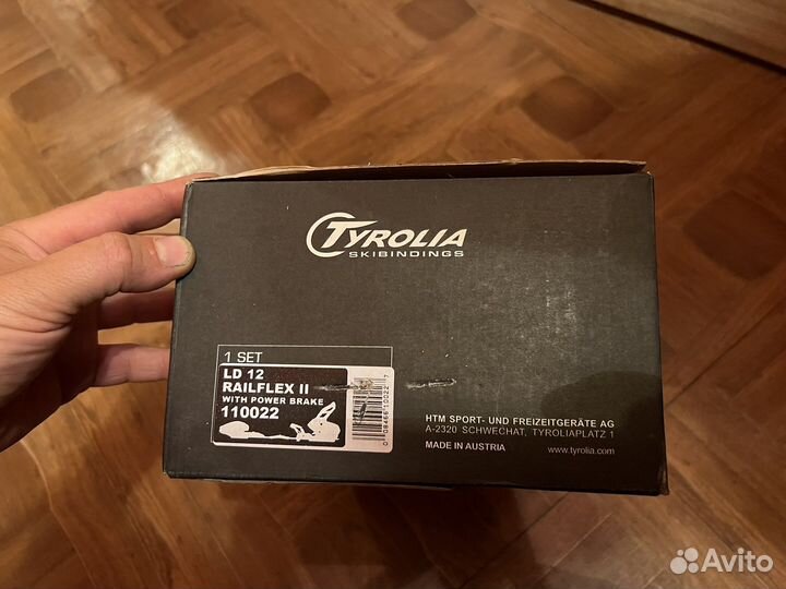 Горные лыжи с креплениями и палками