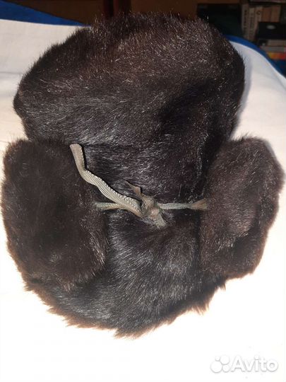 Шапка ушанка из неизвестного зверя)