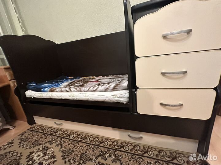 Детская кровать, с местом для пеленания