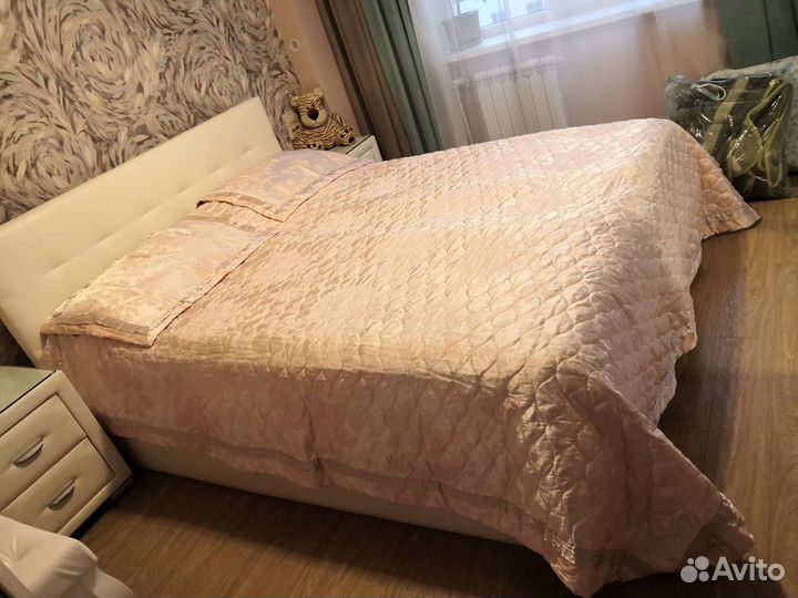 Пледы и покрывало