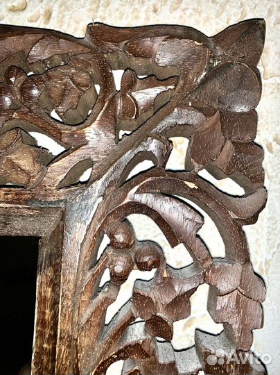 Зеркало в резной раме